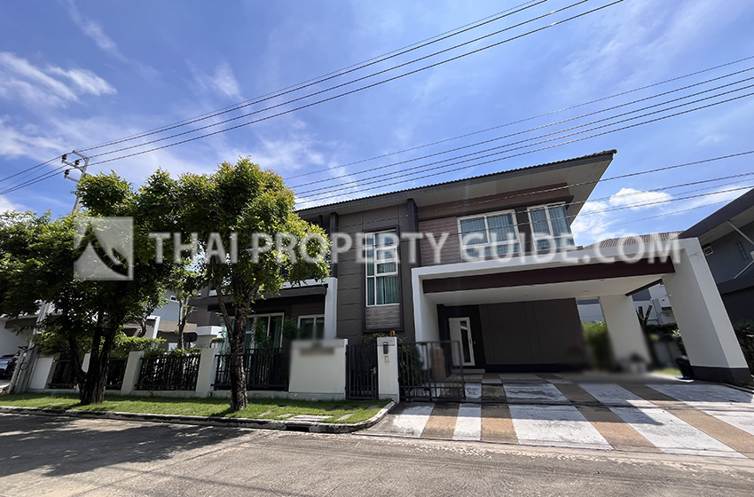 House with Shared Pool in Bangnatrad